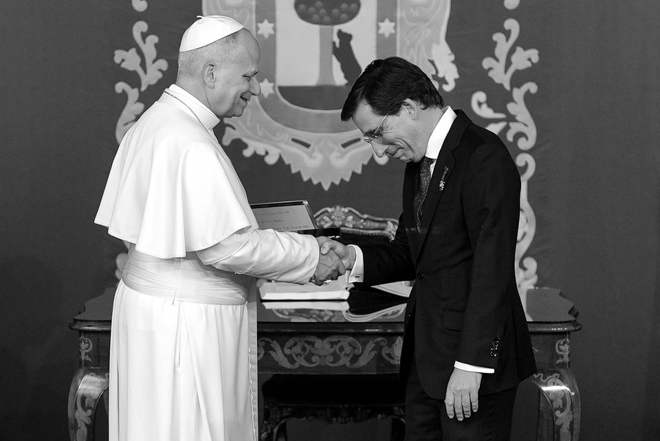 Pope Leo XIV receives the Golden Key of Madrid from mayor José Luis Martínez-Almeida 02