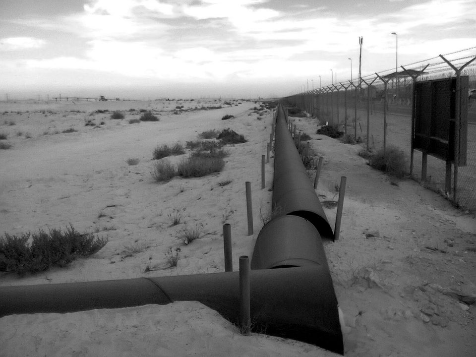 Oil pipelines, jubail desert, Saudi Arabia - panoramio